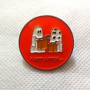 🧁 "I Got A Rock" Peanuts Great Pumpkin Ghost Trick-or-treat Enamel Pin NEW